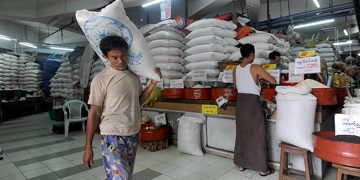 ဆန်ဈေးတက်၍ ဆန်ကုန်သည်များအား စစ်ကောင်စီ ခေါ်စစ်နေ