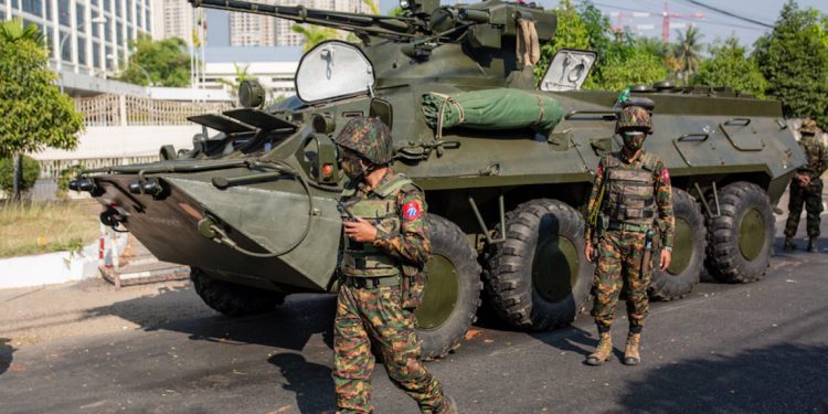 ပိတ်ဆို့မှုများထက် စီးပွားရေးကျဆင်းမှုကြောင့် စစ်ကောင်စီ ပို အကျပ်ရိုက်