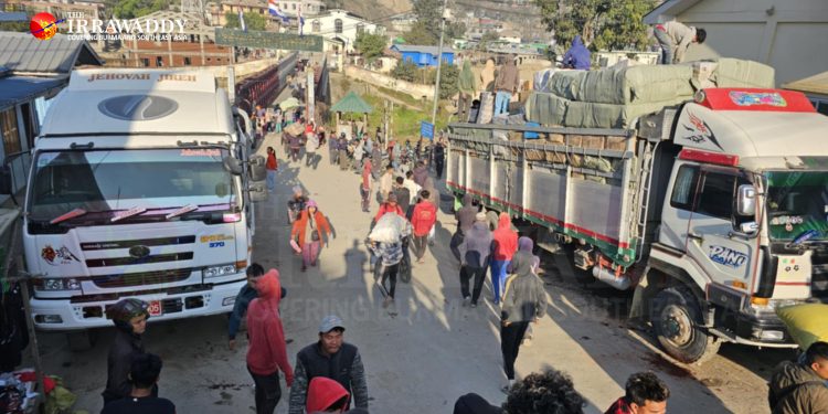 ရိခေါရ်ဒါရ်ဂိတ် အိန္ဒိယပိတ်၍ မြန်မာကုန်စည်တို့ သောင်တင်