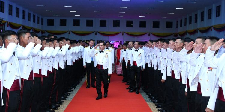 စစ်မြေပြင်က တိုင်းမှူး တပ်မမှူးများ ဘယ်ဘက်က ရပ်မလဲ