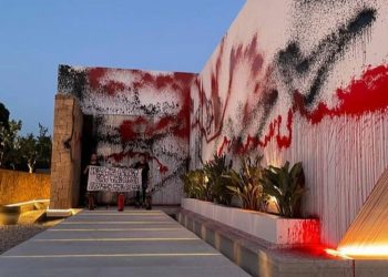 စပိန် အပန်းဖြေ ကျွန်းပေါ်ရှိ ကမ္ဘာကျော် ဘောလုံးသမား မက်ဆီရဲ့ အိမ် မှုတ်ဆေးဖြန်း ဆန္ဒပြခံရ