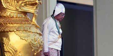 တပ်ပြုတ်ကြီး မင်းအောင်လှိုင်နဲ့ ပရုပ်လုံးစစ်တပ်