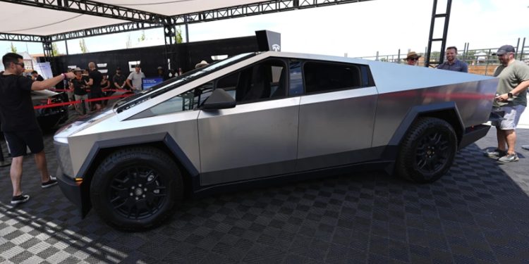 တက်စ်လာ က Cybertruck ကားစီးရေ ၂၇၀၀၀ ကျော် နောက်ကြည့် ကင်မရာ ပြဿနာကြောင့် ပြင်ဆင်ဖို့ ပြန်လည် ခေါ်ယူရ