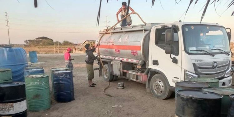 ဆုံးရှုံးနယ်မြေများသို့ လောင်စာဆီမရောက်ရေး စစ်ကောင်စီ ပိတ်ဆို့