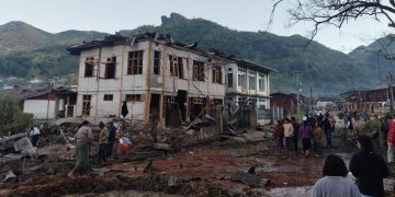 ငြိမ်းချမ်းရေးပြောနေသည့် စစ်တပ်က ဗုံးကြဲ၍ မိုးကုတ်၌ လူအစုလိုက် သေဆုံး