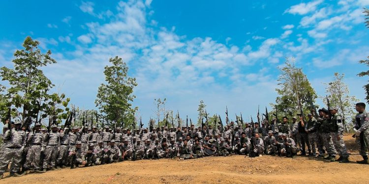 ပုလဲတိုက်ပွဲ ပိတ်မိနေသူများ ရှိသလို လူ ၁ သောင်းခန့် စစ်ရှောင်ရ