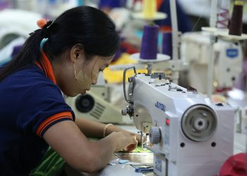 အထည်ချုပ်လုပ်ငန်း ပြိုကွဲပြီး မျှော်လင့်ချက်ကင်းမဲ့မှု မြင့်မား