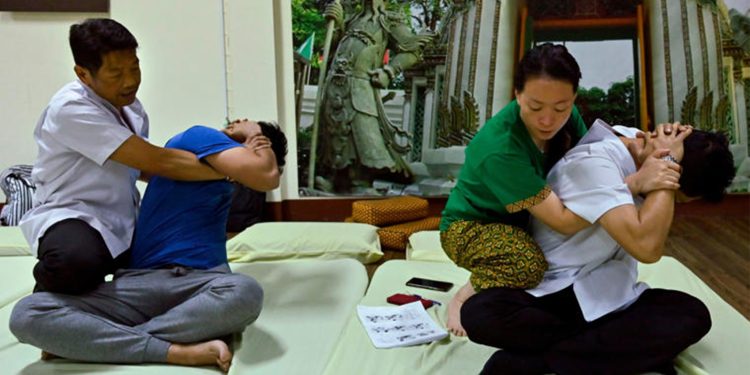 လူသေဆုံးမှုကြောင့် ထိုင်းတွင် ‘ဇက်ချိုးအနှိပ်ခံခြင်း’ ကို သတိပေး