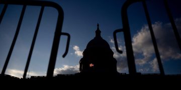 အမေရိကန် အစိုးရဝန်ထမ်းများ နုတ်ထွက်ရန် ထရမ့် တွန်းအားပေး