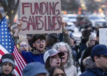 တရားရုံးက ကြားဖြတ် မတားဆီးခင် ထရမ့်အမိန့်ကြောင့် အမေရိက ကမောက်ကမဖြစ်