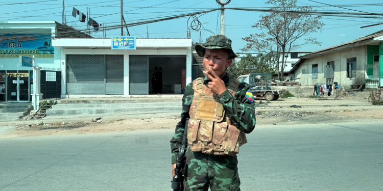 မြဝတီ၌ တရုတ်နှင့် လက်နက်ကိုင်အဖွဲ့များ စက်သုံးဆီ အပြိုင်ဝယ်နေ