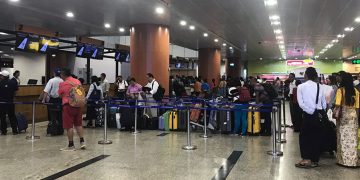 ပြည်ပထွက်ခွင့်ပိတ်လိုက်ရာ အလုပ်သမား သောင်းနှင့်ချီ ပိတ်မိ