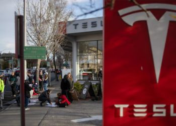 တက်စ်လာ ရှယ်ယာ တန်ဖိုးကျပြီး ဒေါ်လာ ဘီလီယံချီ ဆုံးရှုံးကာ ဗျာများနေကြောင်း အီလွန်မတ်စ် ပြော