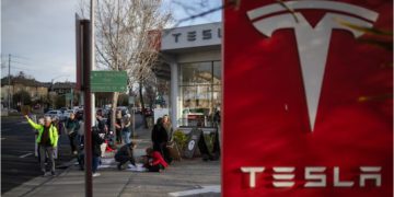 တက်စ်လာ ရှယ်ယာ တန်ဖိုးကျပြီး ဒေါ်လာ ဘီလီယံချီ ဆုံးရှုံးကာ ဗျာများနေကြောင်း အီလွန်မတ်စ် ပြော