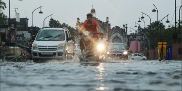 အိန္ဒိယနဲ့ နီပေါမှာ အချိန်အခါ မဟုတ် မိုးသည်းထန်စွာ ရွာသွန်းမှုကြောင့် လူ ၁၀၀ ကျော် သေဆုံး