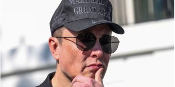 အီလွန် မတ်စ်ကို ဆန့်ကျင်ဖို့ တက်စ်လာ ဝန်ထမ်းဟောင်း နှစ်ဦး စာအုပ်ရေးပြီး တိုက်တွန်း