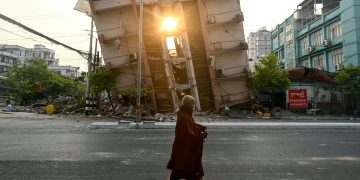 ငလျင်ကြောင့် မြန်မာပြည်တွင်းစစ် ချိန်ခွင်လျှာပြောင်းမလား