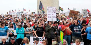 Hands Off လှုပ်ရှားမှုတွင် ထရမ့်ကို လူသောင်းချီ ဆန့်ကျင်ဆန္ဒပြ