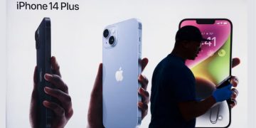 Apple က ထရမ့် အခွန်စည်းကြပ်မှု ရှောင်ဖို့ အိန္ဒိယဘက်က iPhone များ အမေရိကန်ကို တင်ပို့