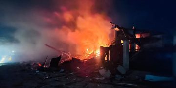 ဖားကန့်တွင် လက်နက်ကြီးကြောင့် မီးလောင်ပေါက်ကွဲ၍ ပြည်သူအများအပြား သေဆုံး