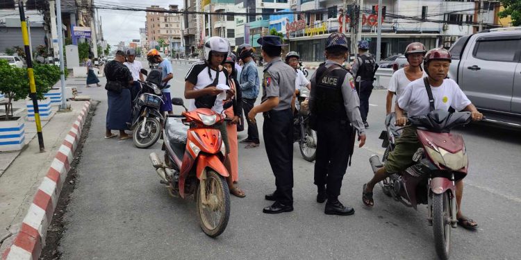 လိုင်စင်မဲ့ယာဉ် အဖမ်းအဆီးကြမ်း၊ မန္တလေး၌ ထောင်ချမှုများပင်ရှိ