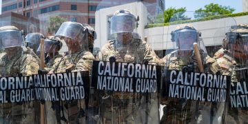 LA ကို စစ်တပ် ထရမ့် စေလွှတ်မှု ဥပဒေနဲ့ ညီ မညီ