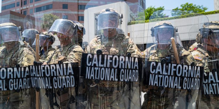 LA ကို စစ်တပ် ထရမ့် စေလွှတ်မှု ဥပဒေနဲ့ ညီ မညီ