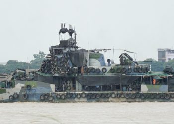 လေကြောင်းပစ်ကူဖြင့် ဆန်တက်လာသည့် စစ်သင်္ဘောများ စဉ့်ကူးရောက်