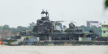 လေကြောင်းပစ်ကူဖြင့် ဆန်တက်လာသည့် စစ်သင်္ဘောများ စဉ့်ကူးရောက်