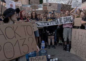 သမ္မတ ဇယ်လန်စကီးကို ယူကရိန်းတွေ ဘာလို့ ဒေါသထွက် ဆန္ဒပြကြသလဲ