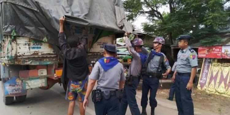 တရားမဝင်ကုန်စည်နှင့်ဆက်စပ်၍ ရတခ ဒုတိုင်းမှူးနှင့် ကုန်သည်များ စစ်ဆေးခံရ