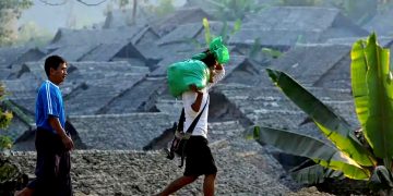 ဒုက္ခသည်စခန်းများမှသည် လုပ်ငန်းခွင်ဆီသို့