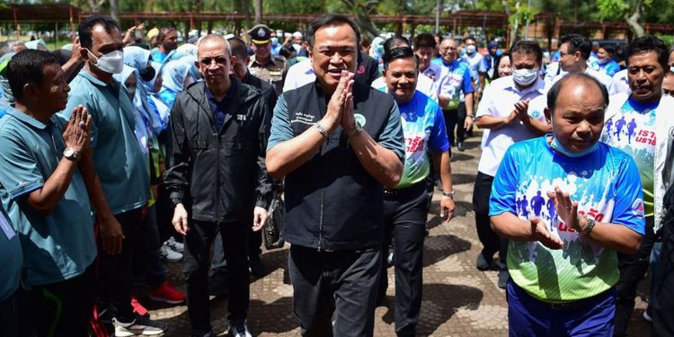 အတိုက်အခံက ကွန်ဆာဗေးတစ် လုပ်ငန်းရှင်ကို ထိုင်းဝန်ကြီးချုပ်အဖြစ် မဲပေးမည်