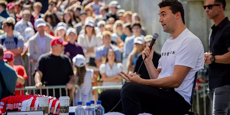 ချာလီခါ့ သေဆုံးခြင်းအပေါ် အမေရိကန်များ အကြီးအကျယ် သဘောထားကွဲ