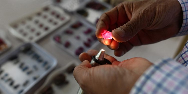 ပတ္တမြားနဲ့ နီလာ တရုတ်ဆီ ရောင်းဖို့ စစ်အုပ်စု ကြိုးစား