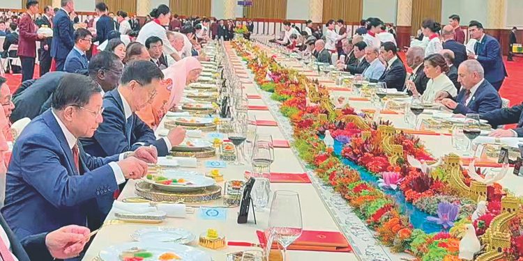 ခွေးငတ် အလှူပွဲကြီးနဲ့ တိုးသလို မင်းအောင်လှိုင်ရဲ့ တရုတ်ခရီး