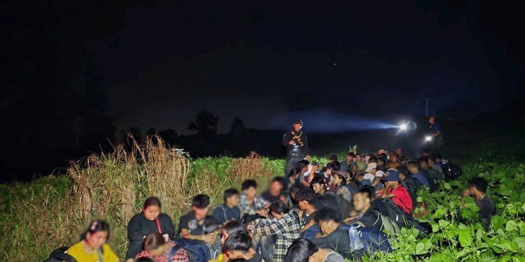 ထိုင်းတွင် ပန်းရောင်ကတ်ထုတ်ပေးမှု ရပ်ဆိုင်းပြီးနောက် ဖမ်းဆီးခံရသူ ၅၀၀ ကျော် ရှိလာ