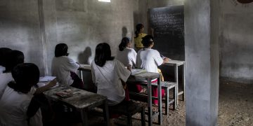 အညာမှာ ဗုံးခိုကျင်းကျောင်းများတွင် စာသင်နေရ