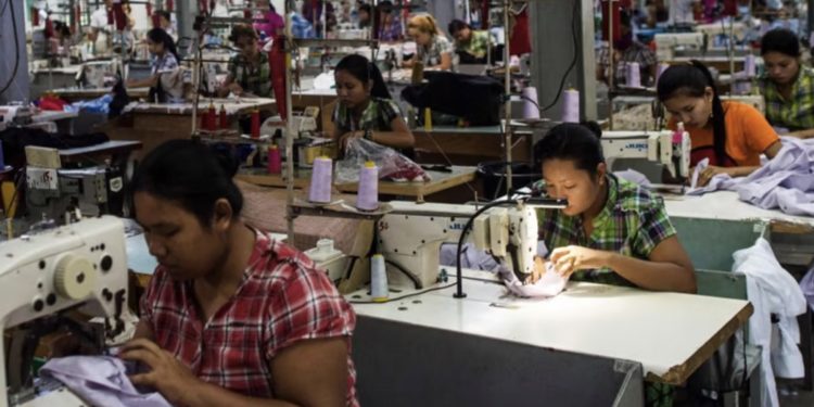 အထည်ချုပ် တိုးမြှင့်တင်ပို့ဖို့ စစ်ကော်မရှင် တိုက်တွန်းမှု ဖြစ်နိုင်မလား