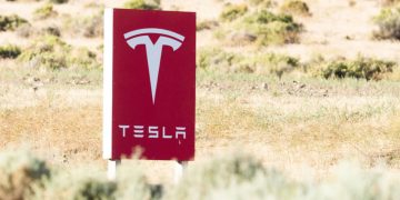 တက်စ်လာက အိမ်သုံး ဆိုလာ ဘက်ထရီ အလုံး ၁၀၀၀၀ ကျော် ပြန်လည် ပြင်ဆင်ပေးဖို့ ခေါ်ယူ