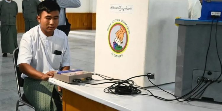 ဖိအားပေးမှုအောက် တက္ကသိုလ်ကျောင်းသားများ ကြိုတင်မဲစပေး