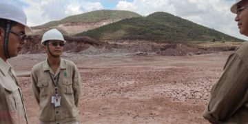 သွေးစွန်းနေသည့် လက်ပံတောင်းတောင်က ကြေးနီ