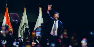 ထရမ့်နှင့် မမ်ဒါနီ ထိပ်တိုက်တွေ့ပွဲ လာမည်