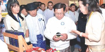 အခွန်လျှော့ပေးမည်ဟု စီးပွားရေးလုပ်ငန်းရှင်များကို စစ်ခေါင်းဆောင် ပြော